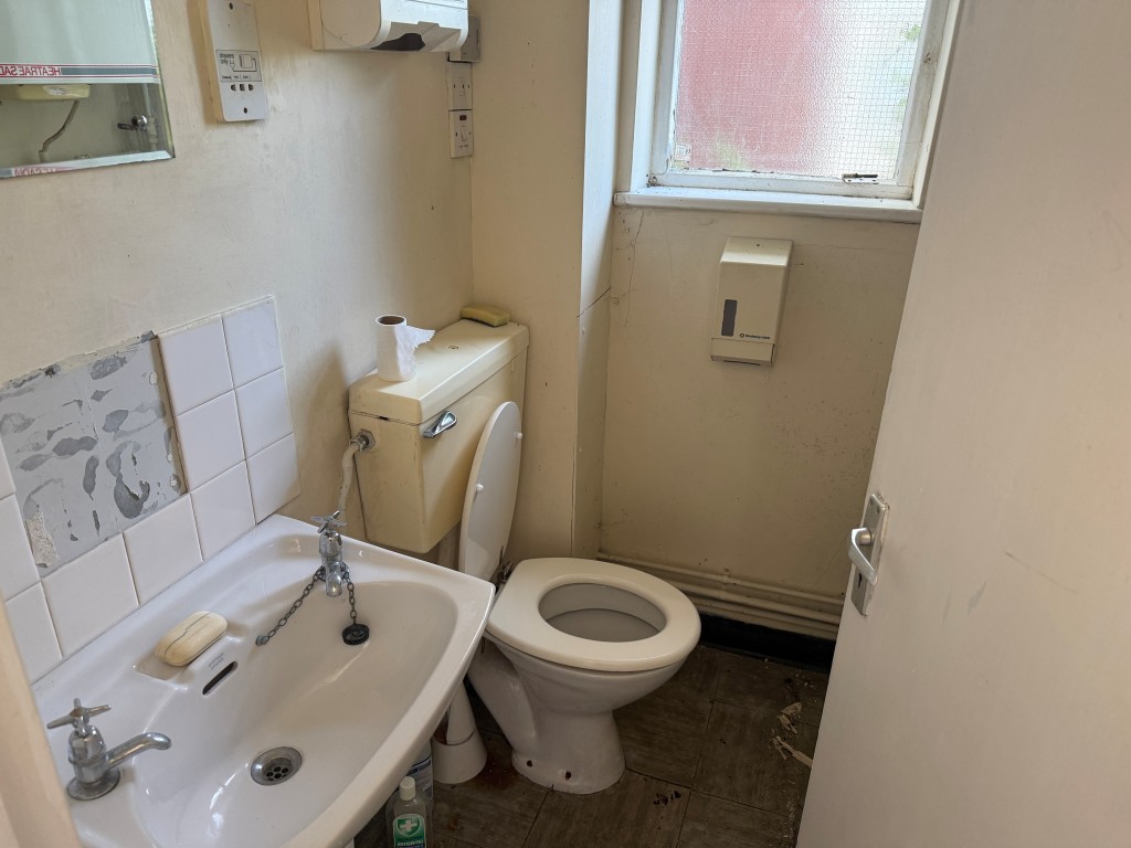 Lot: 22 - FORMER POLICE OFFICE WITH POTENTIAL - Cloakroom with sink and WC